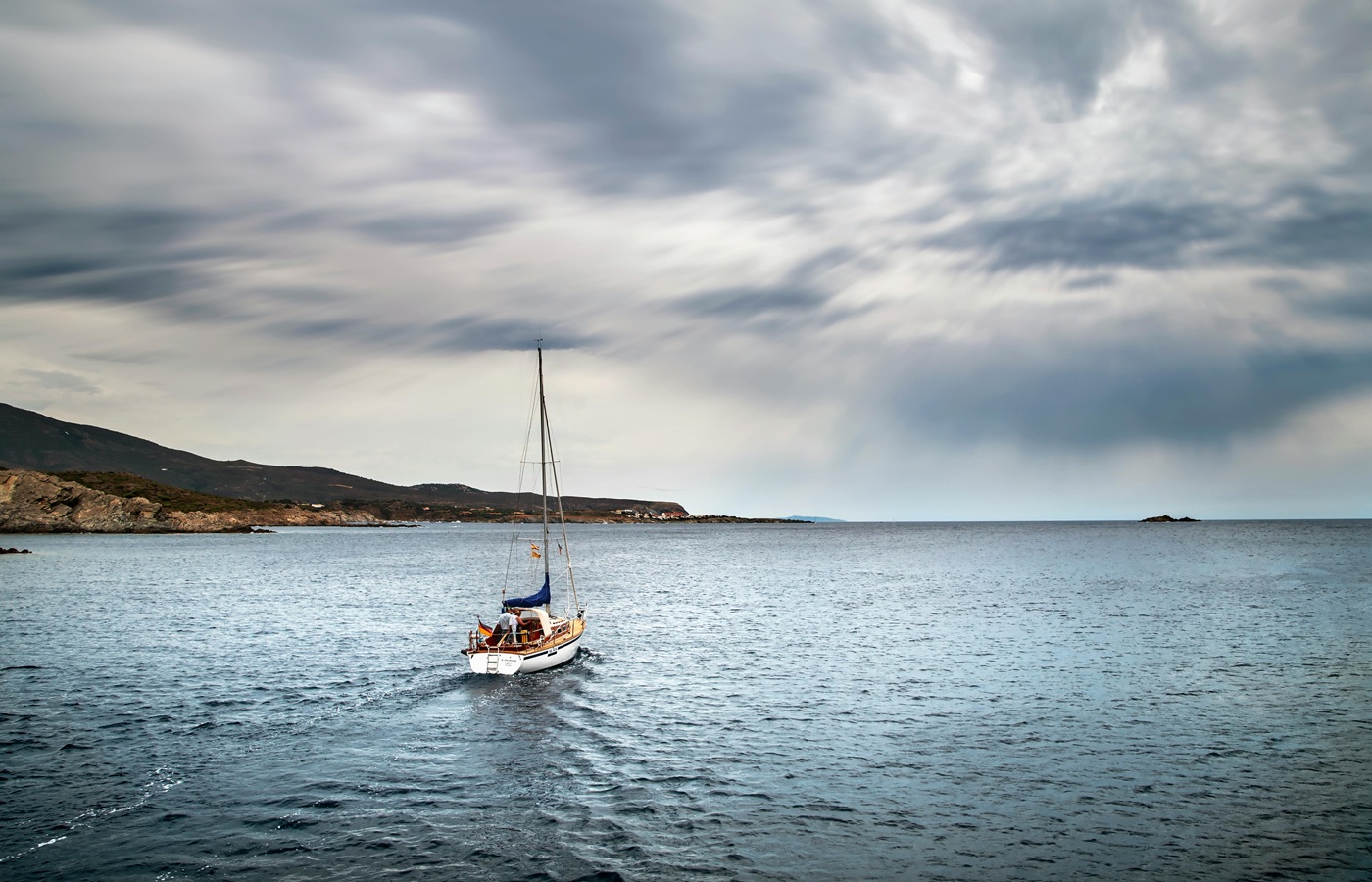 Яхта уходит в море