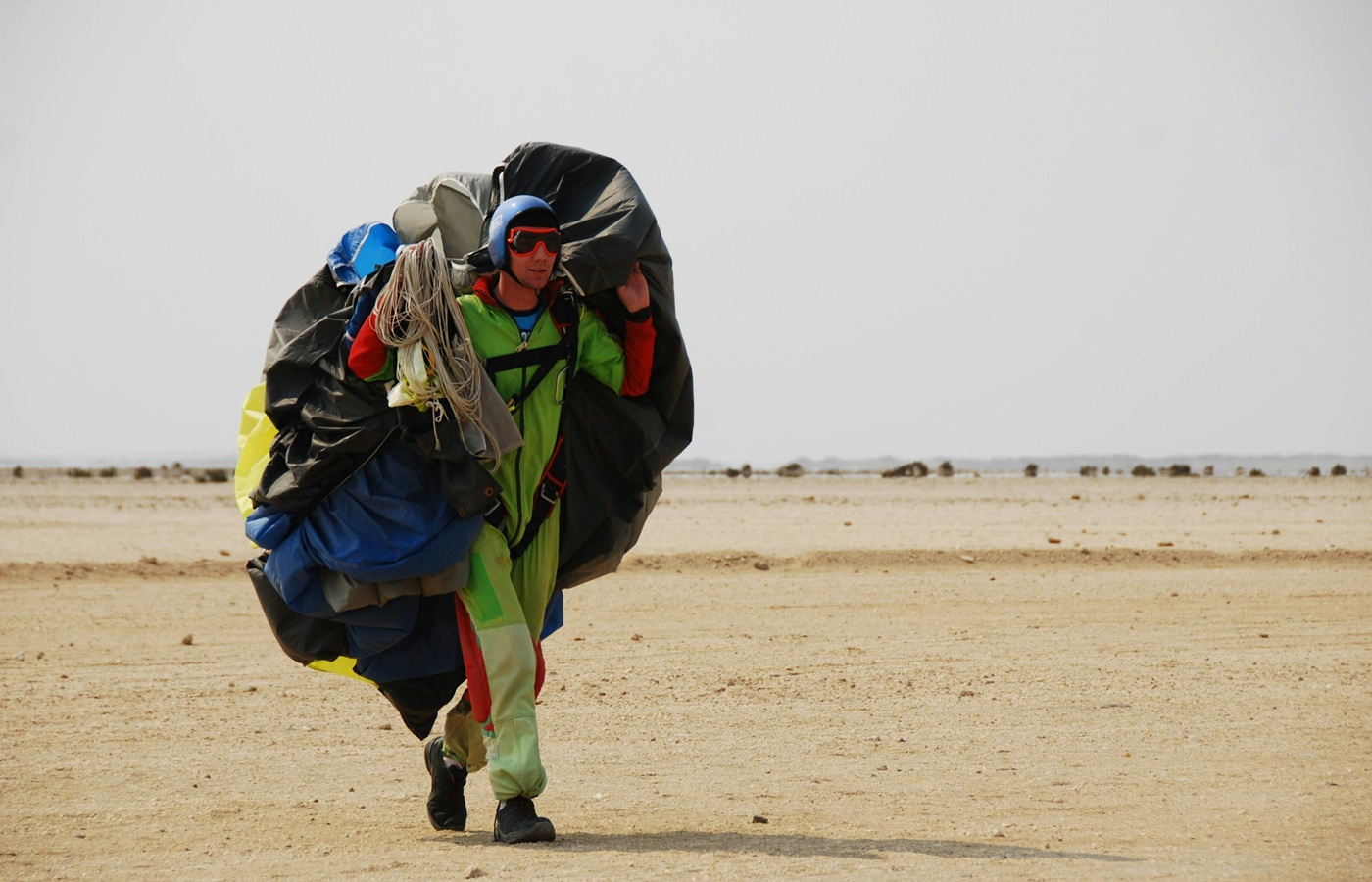 Парашютист на земле