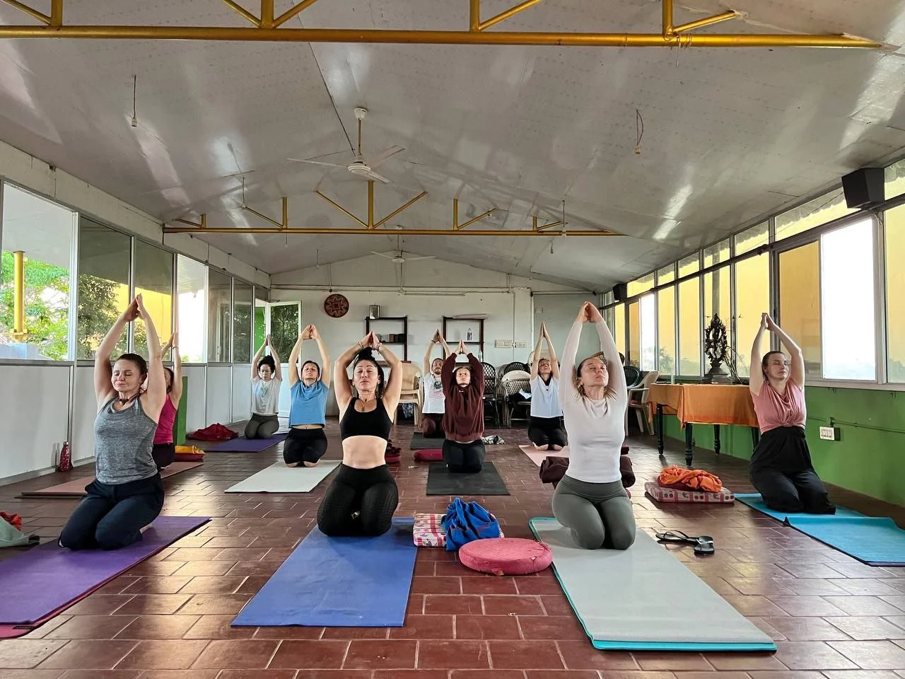 Йога в зале