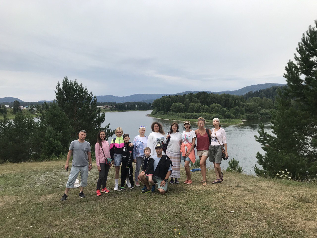 Йоги на фоне реки