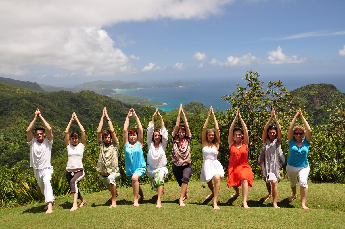 Вирабхадрасана на природе