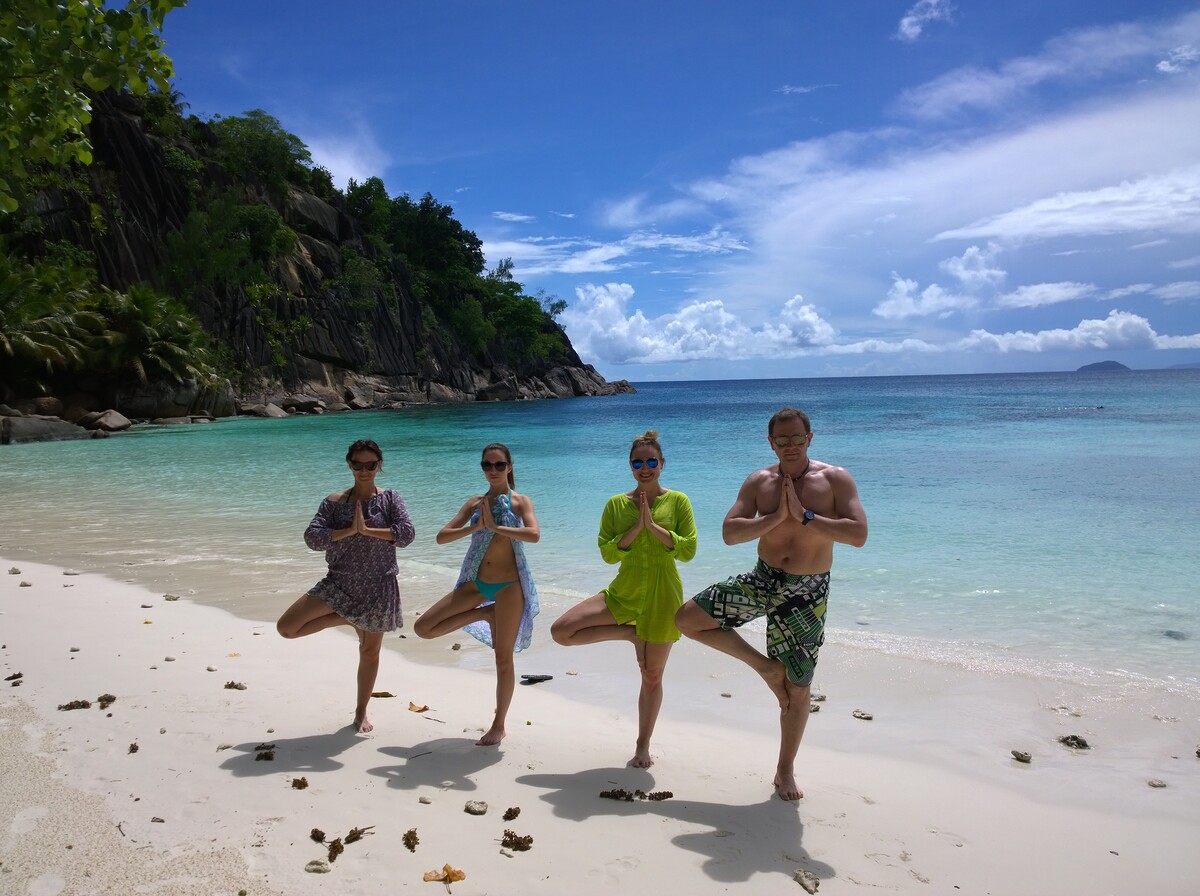 Асаны на пляже