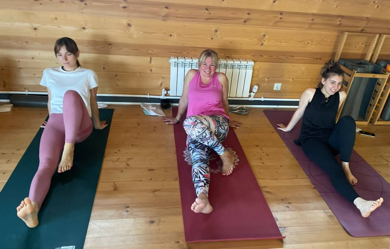 Позируем в зале йоги