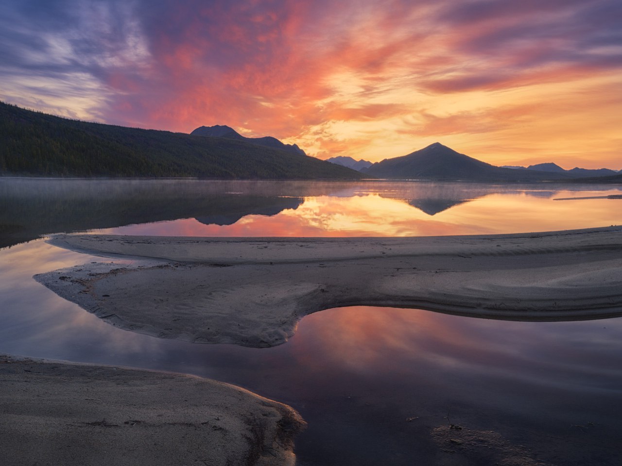 Закат на реке