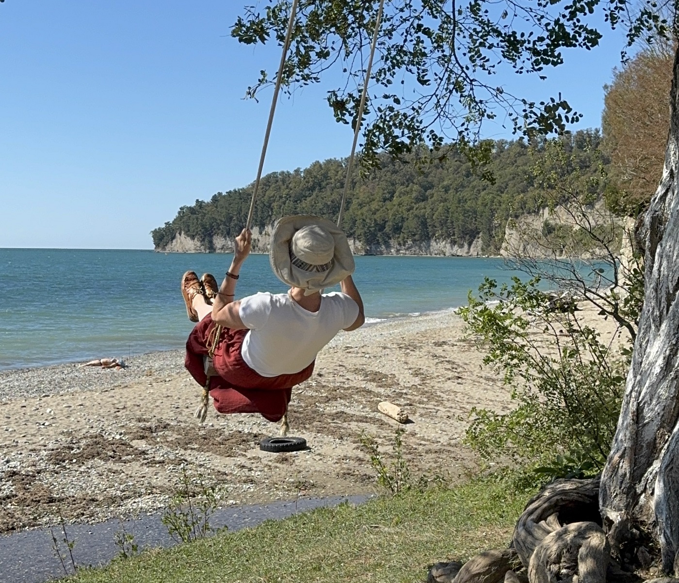 Качели на море