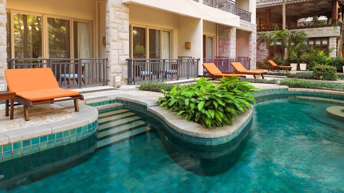 Шезлонг и вода