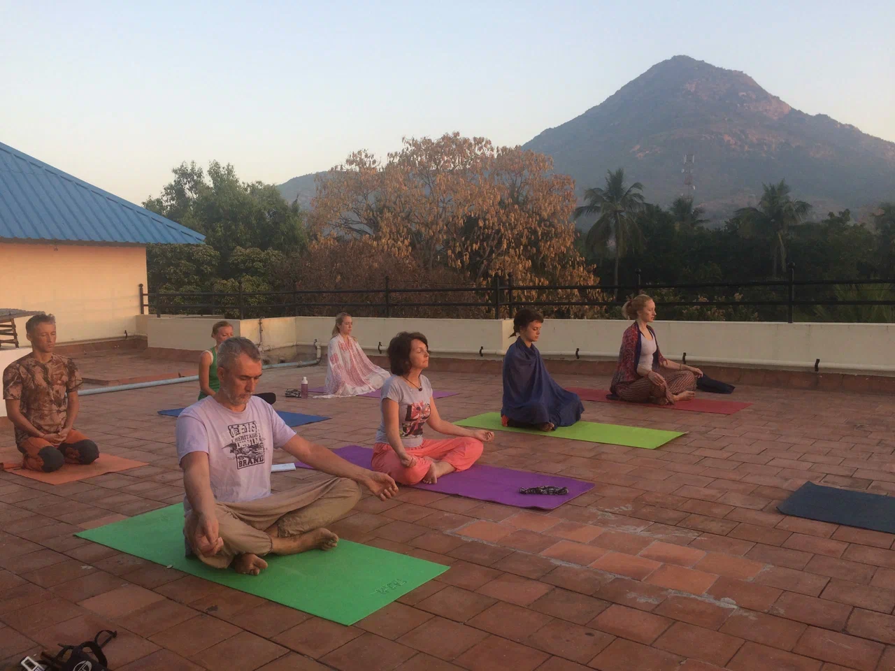 Практика йоги с видом на Аруначалу