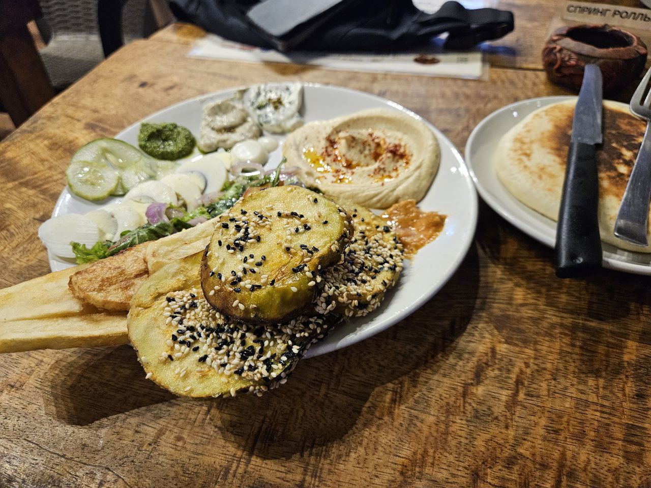 Хумус и баклажаны