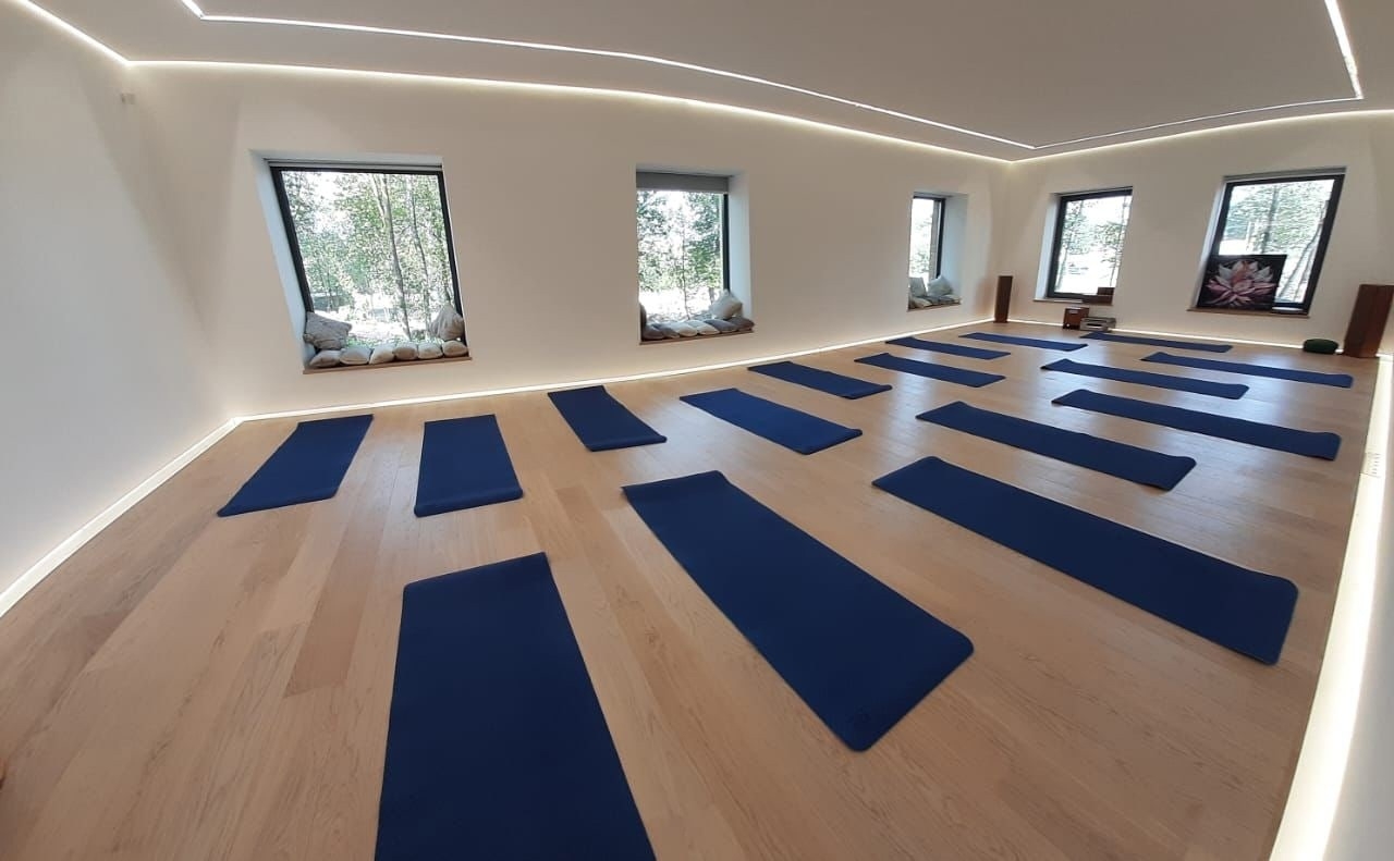 Расстелены ковры