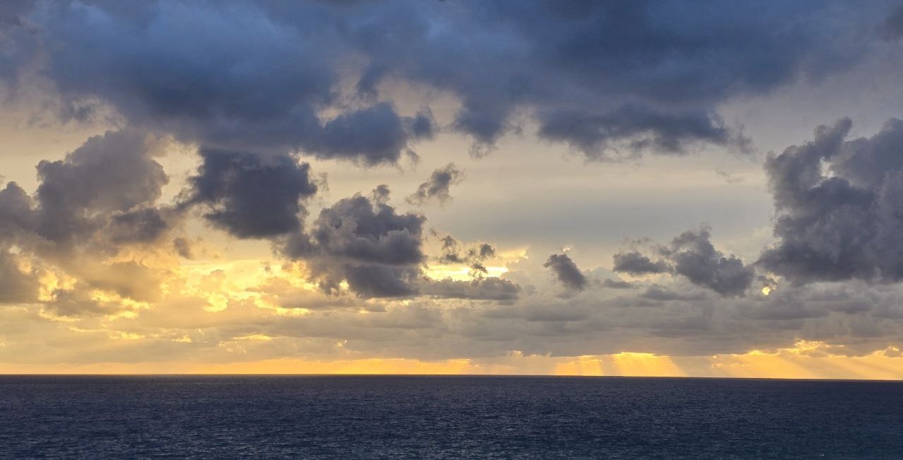 Облака и море