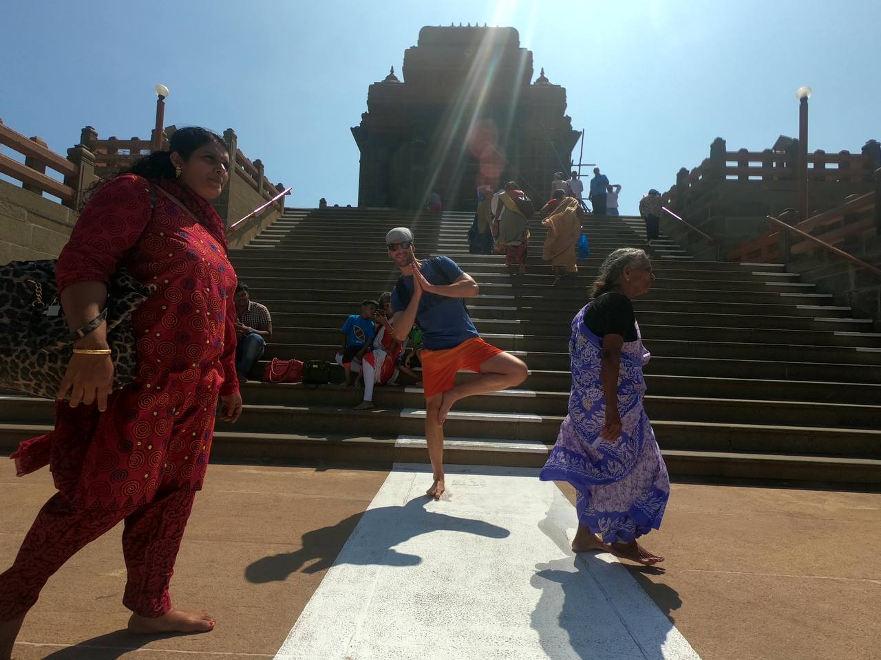 Йога на фоне храма