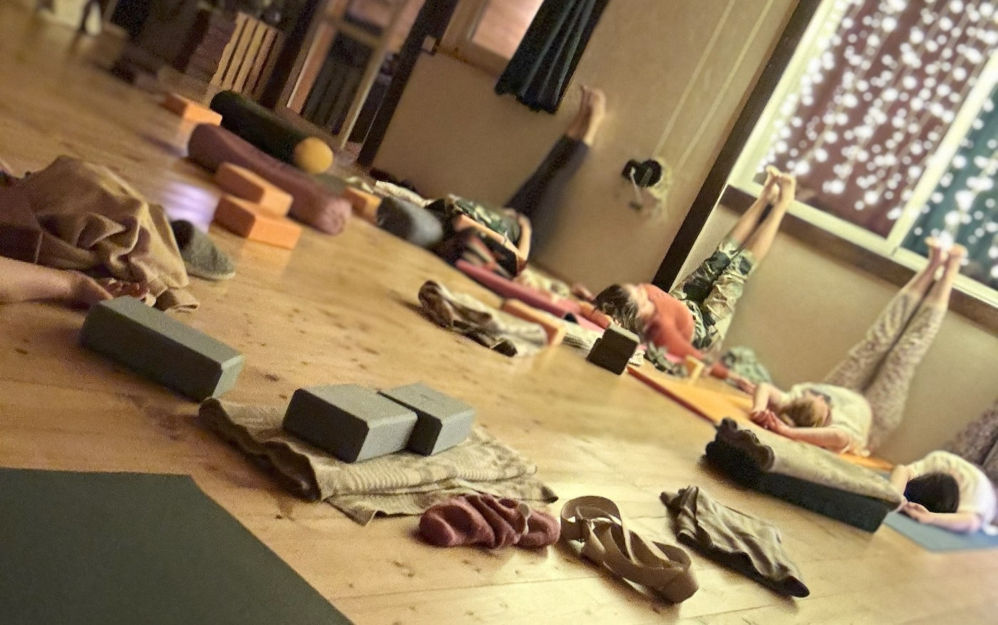 Сарвангасана у стены