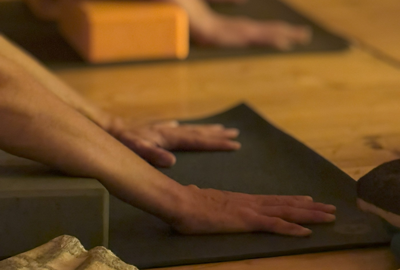 Руки на ковре