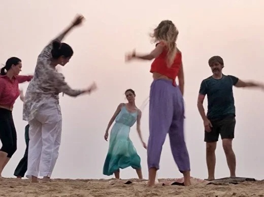 Радужная йога на пляже