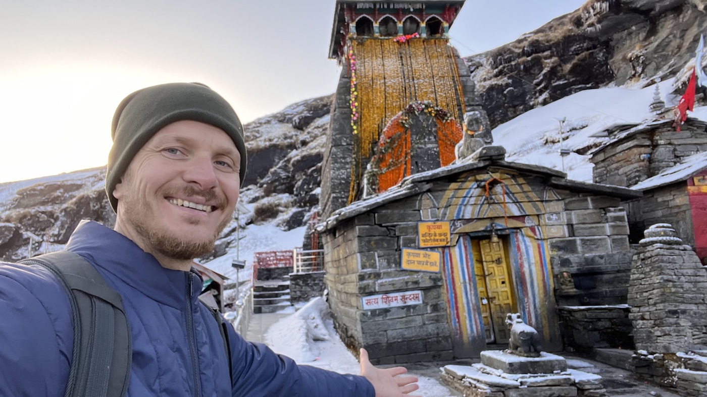 На фоне храма