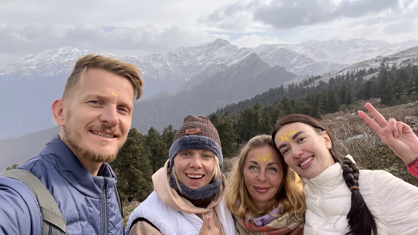 На фоне гор