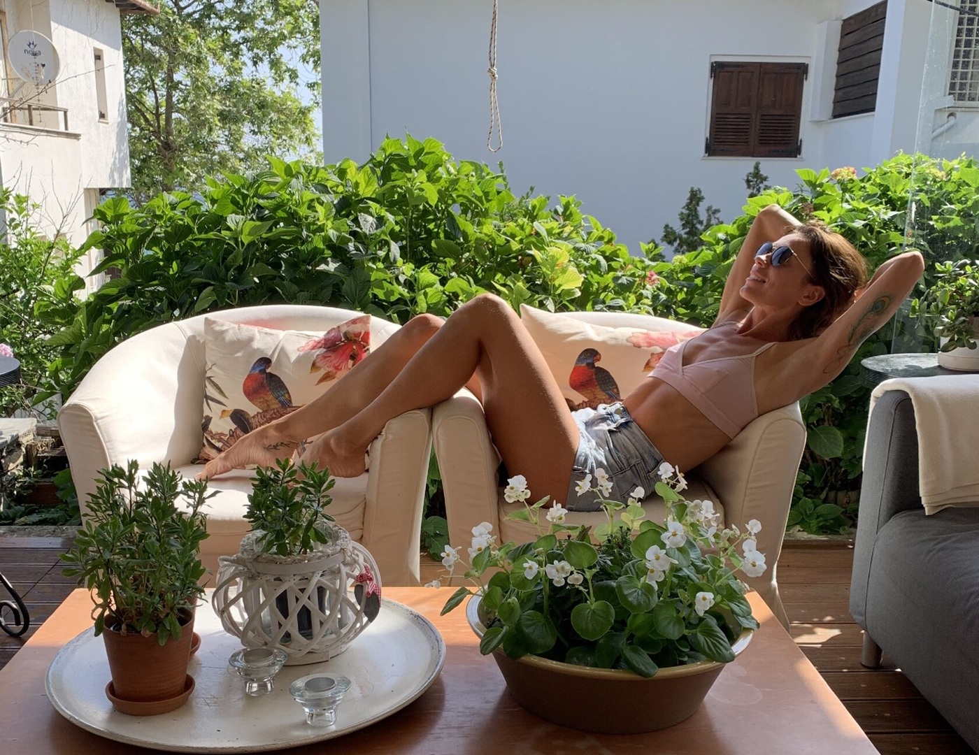 Девушка в кресле