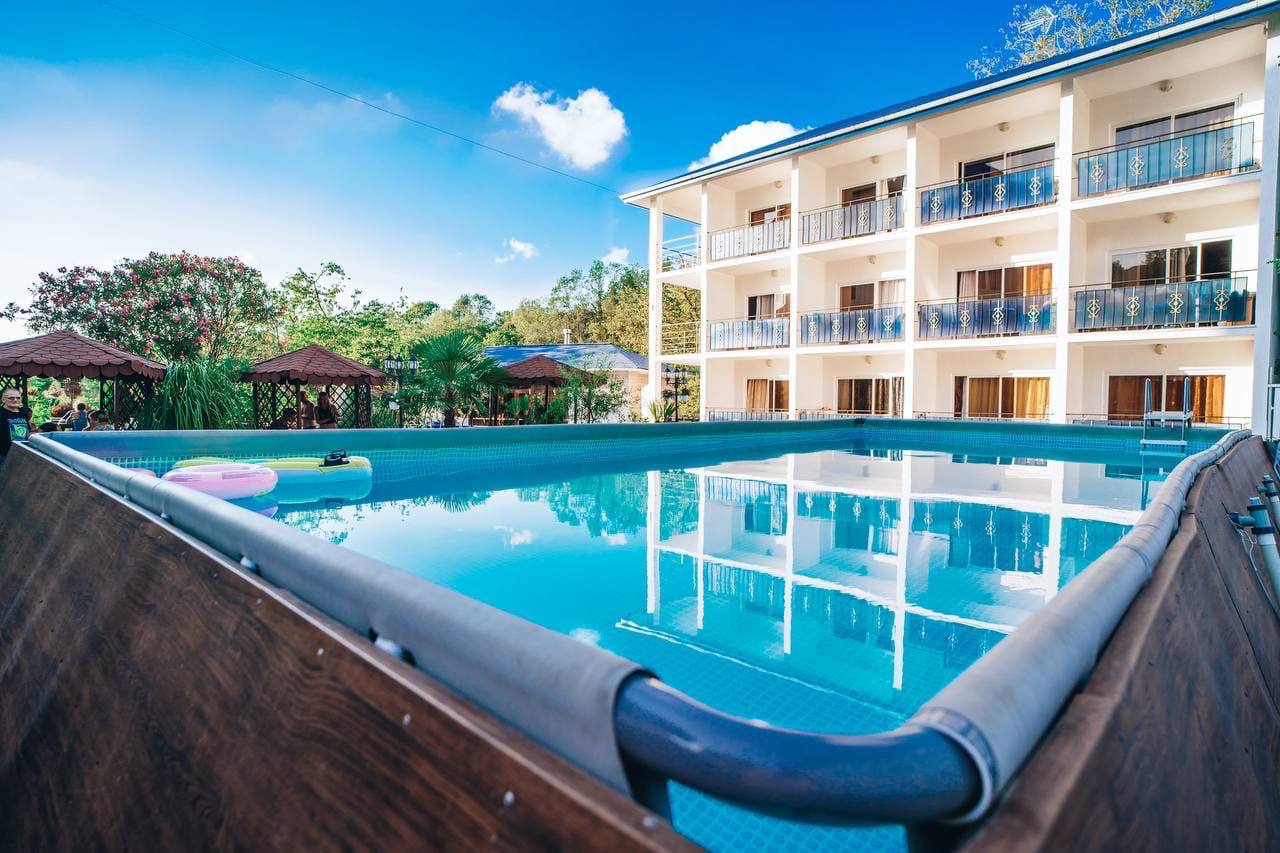 Отель с бассейном