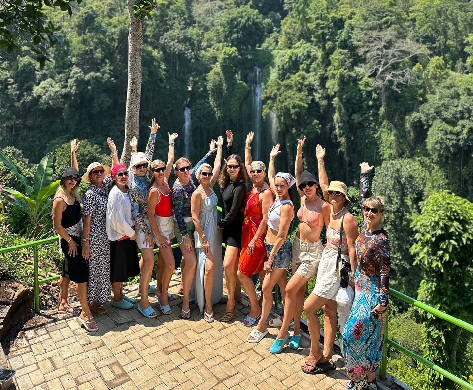 На фоне водопада. Бали