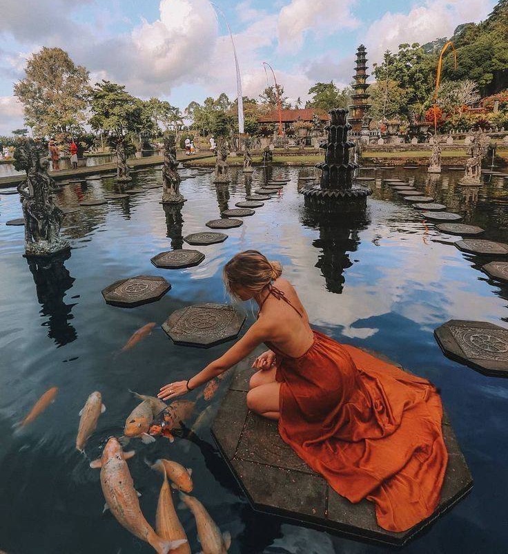 Девушка на озере Бали