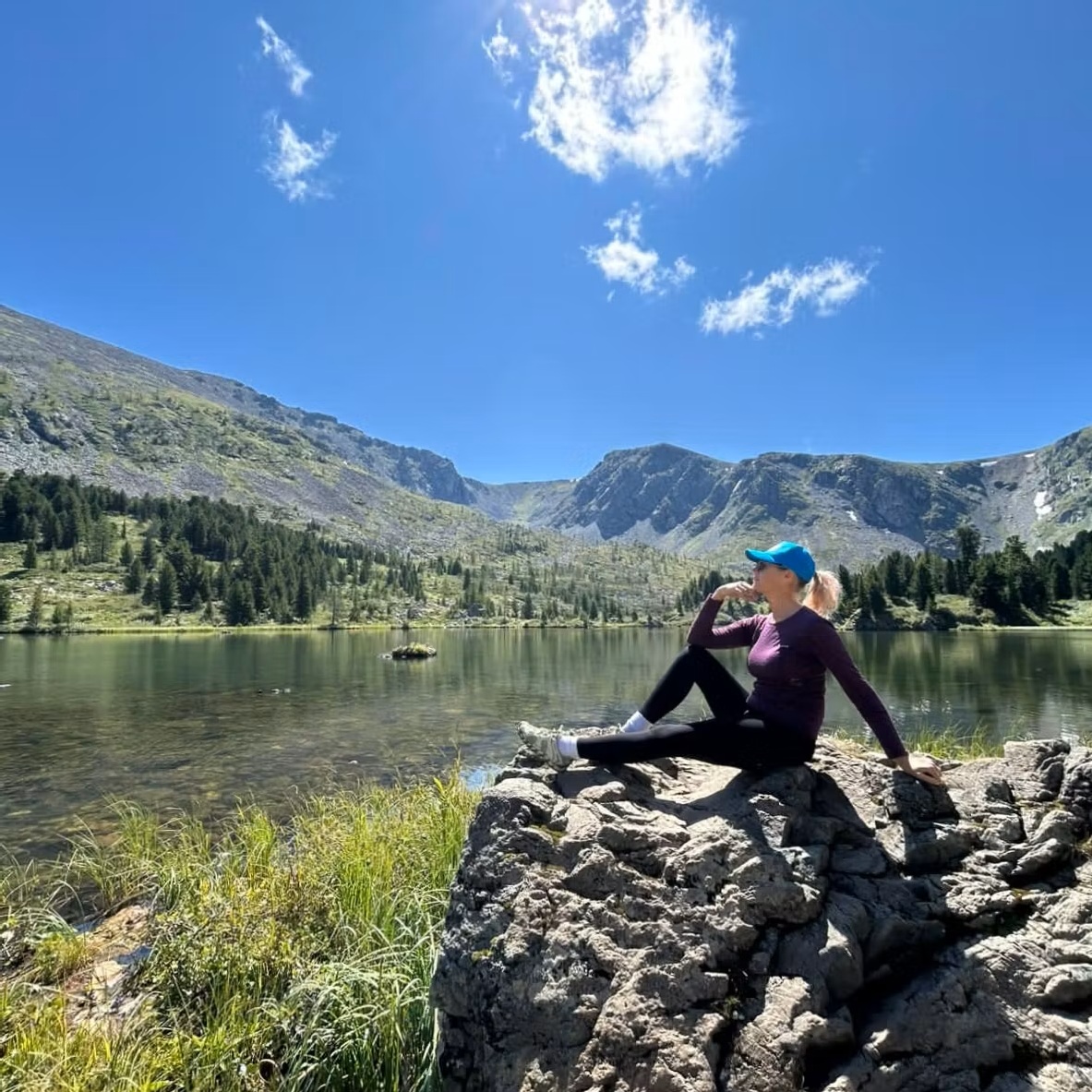 Йогиня у озера