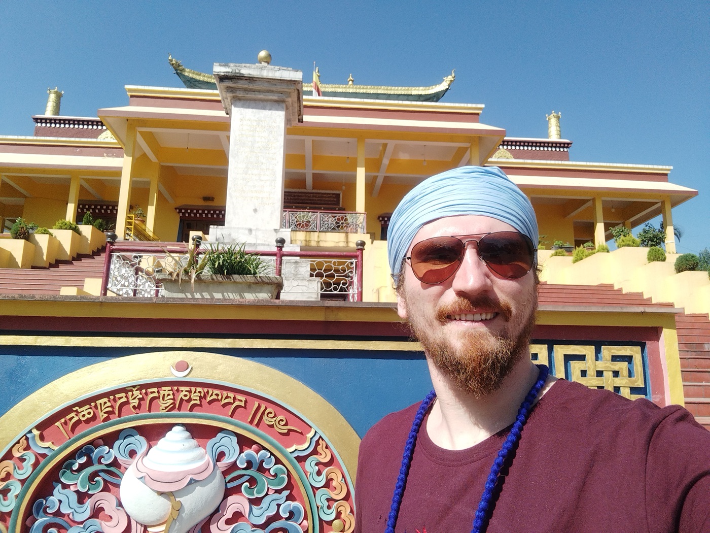 На фоне храма