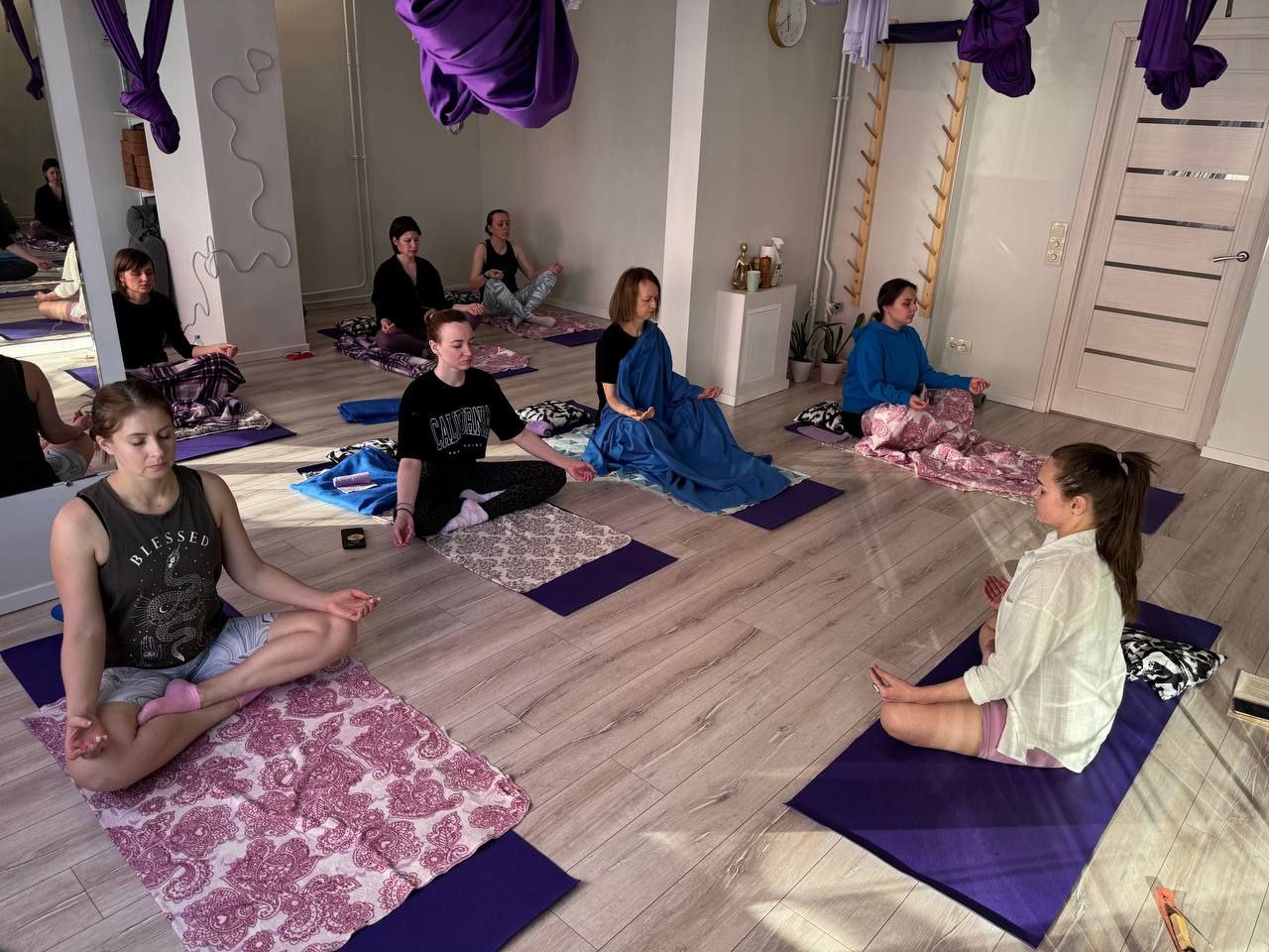 Йога в зале