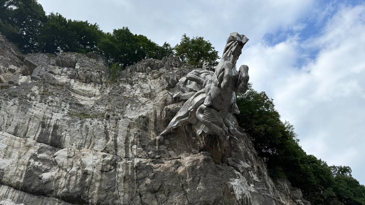 Памятник в скале