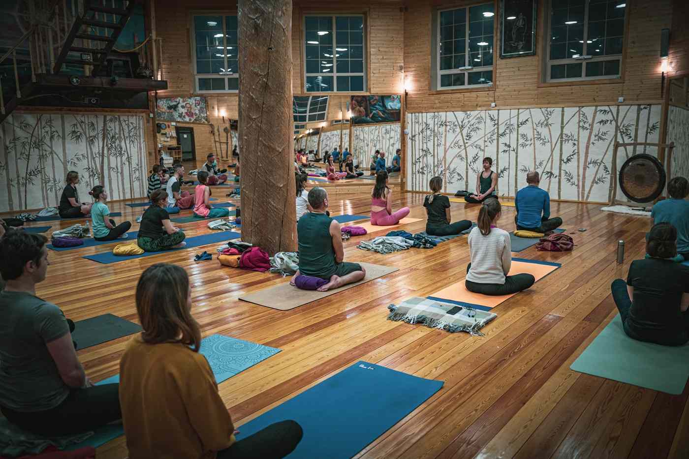 В зале йоги